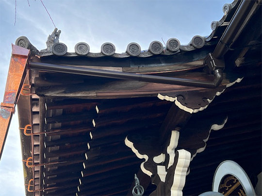 お寺の雨樋と破風の補修工事
